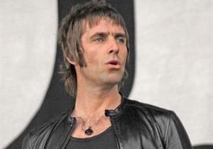 Экс-вокалист Oasis едва не умер от конфеты