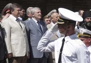 Янукович вручил кортики выпускникам Академии ВМС