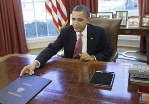 Обама подписал спорный закон о налоговых льготах и отправился на Гавайи