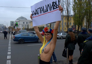 Азаров: Если FEMEN хотят заниматься политикой, то можно им помочь