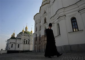 В Киево-Печерской Лавре запретили кормить птиц