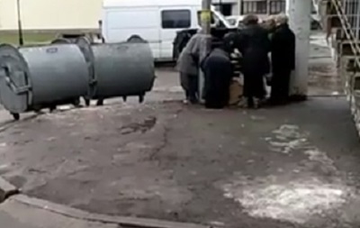 У Києві пенсіонери побилися за  прострочку , викинуту на смітник