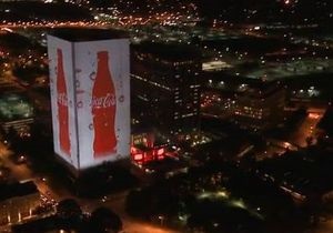 В честь 125-летия Coca-Cola превратила свою штаб-квартиру в гигантский дисплей
