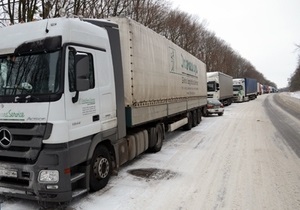 Из снежных заносов в Днепропетровской области вытащили 60 фур
