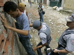 В бразильском Сан-Паулу произошли столкновения между жителями трущоб и полицией