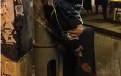 Самосуд: на Майдані хлопця прив язали скотчем до стовпа