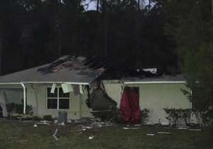 В США самолет упал на жилой дом: есть жертвы