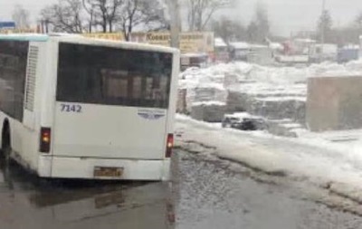 У Києві автобус застряг у ямі посеред дороги
