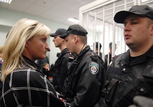 Жена Луценко заявила, что ей не разрешают увидеть мужа