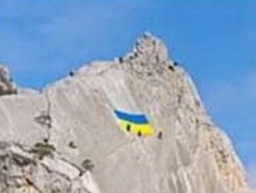 Спецназ СБУ установил в Севастополе огромный флаг Украины