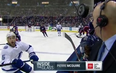 Під час матчу НХЛ шайба ледь не потрапила коментатору в голову