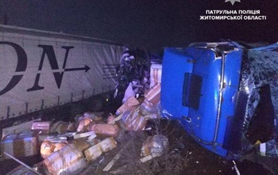 В Житомирской области столкнулись три грузовика, есть пострадавшие
