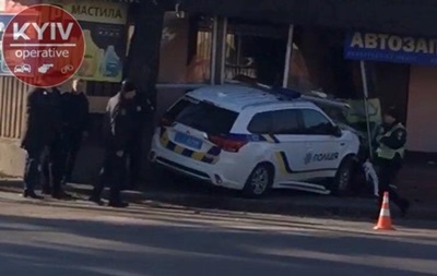 Момент ДТП с авто полиции под Киевом попал на видео