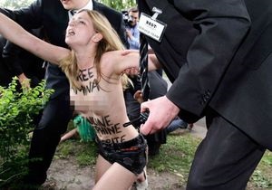 Femen разделись перед президентом Франции в Ле Бурже