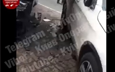 У Києві в автомобіль кинули гранату