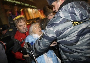 В Москве задержали Эдуарда Лимонова и правозащитницу Алексееву в костюме Снегурочки