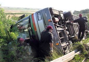 В Эквадоре автобус упал в овраг,  погибли 14 человек