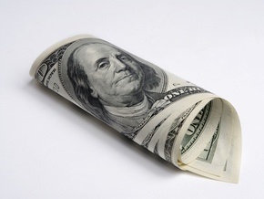 Доллар существенно подешевел на межбанке