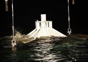 В Мексиканском заливе установлен защитный колокол для откачки нефти