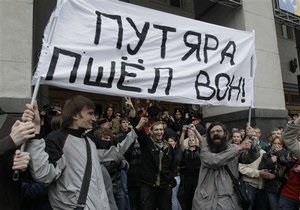 За участие в оппозиционных митингах в Москве и Петербурге задержали около 200 человек