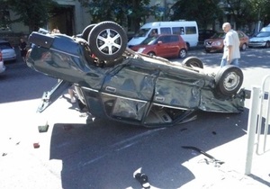 В Днепропетровске Mercedes врезался в Жигули, после чего сбил еще троих пешеходов
