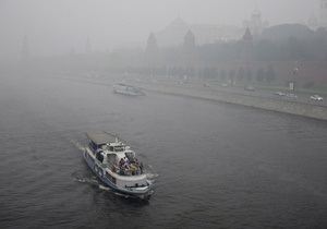 На Москва-реке баржа врезалась в теплоход с выпускниками