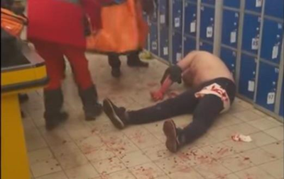 В Харькове мужчина порезал себе вены в супермаркете