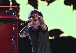 Фронтмен Green Day обругал зрителей, разбил гитару и попал в больницу
