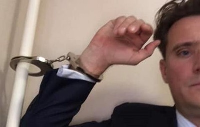 У суді Києва адвокат прикував себе наручниками до труби