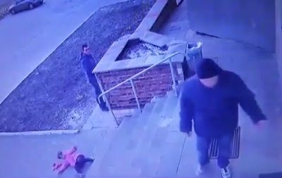 У Мережі обговорюють відео, як батько кинув зі сходів 7-річну доньку