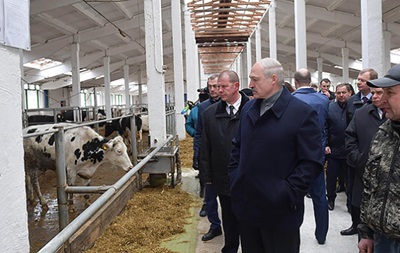 Лукашенко: Корови для країни були на вагу золота
