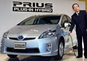 Toyota представила машину, заряжающуюся от обычной розетки