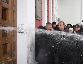 Штурм Одесского горсовета: Охранники облили генерала и прокурора ледяной водой