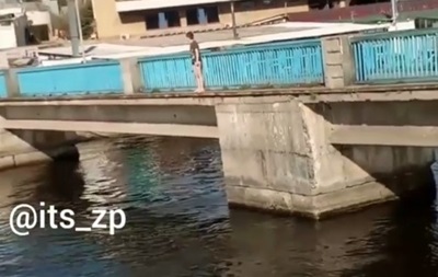 У Запоріжжі дитина стрибнула з мосту в крижану воду