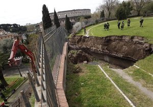 В Риме частично обрушился дворец Нерона. Под завалами могут быть люди