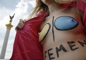 Активисткам FEMEN не дали раздеться перед митингующими на Майдане