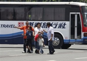 На Филиппинах уволенный полицейский захватил туристический автобус