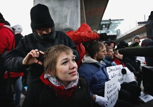 Активисты экологических организаций побрили головы в знак протеста и разочарования саммитом в Копенгагене
