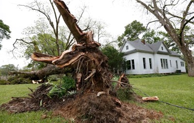 Из-за мощного урагана в Техасе погибли восемь человек