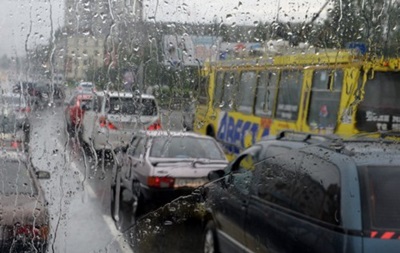 В Киеве образовались пробки из-за дождя и ремонта дорог