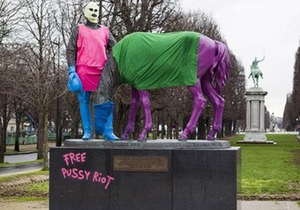В Париже памятник русским солдатам стилизовали под Pussy Riot. МИД РФ возмущен