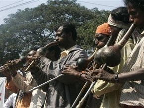В Индии протестуют тысячи заклинателей змей