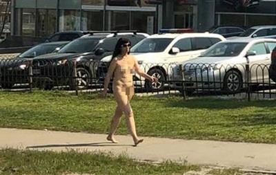 Вулицями Дніпра гуляла гола жінка