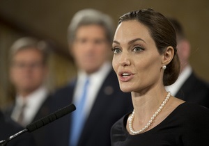 Удалившей грудь Анджелине Джоли предстоит операция по удалению яичников