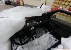 В Житомире глыба льда разбила легковую машину