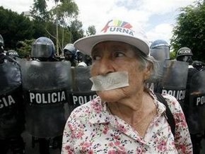 В Гондурасе закрыты СМИ, поддерживающие Селайю