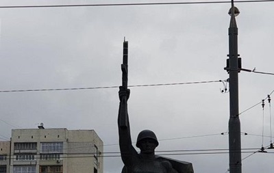 У Харкові блискавка  зрізала  прапор на пам ятнику Воїну-визволителю - ЗМІ