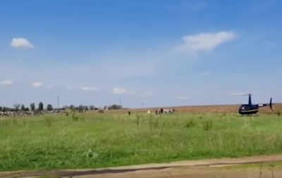 В Черкасской области семья прилетела на кладбище на вертолете