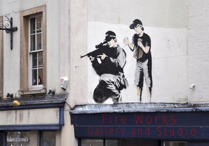 В Великобритании неизвестные закрасили граффити Бэнкси