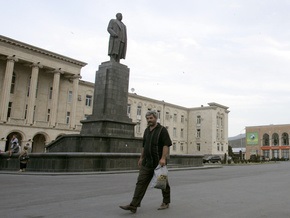 В Гори облили красной краской памятник Сталину